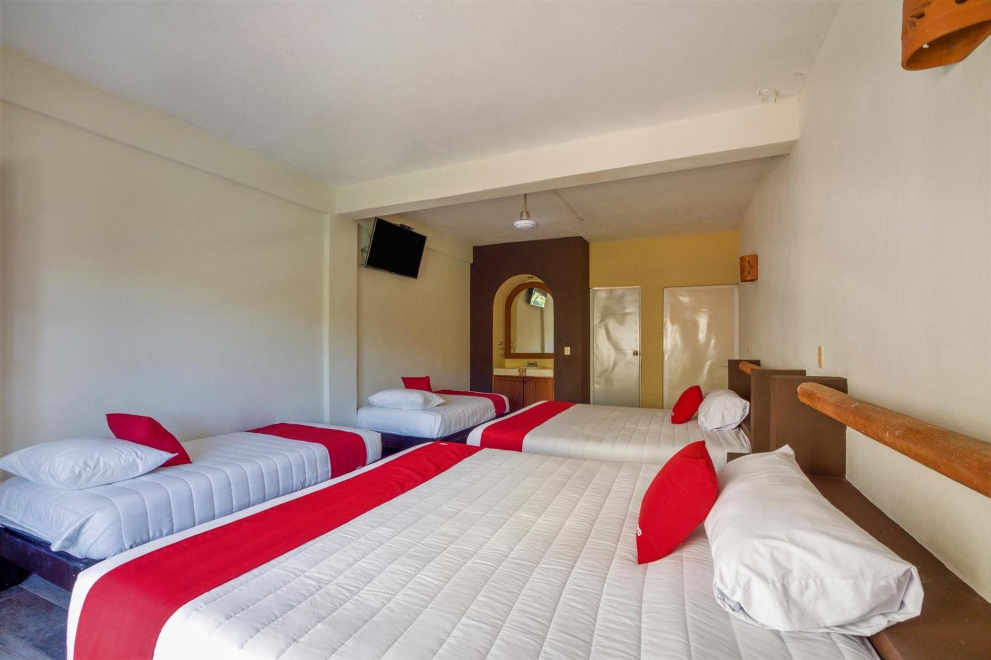Oyo Hotel Posada Lys, Zihuatanejo Esterno foto